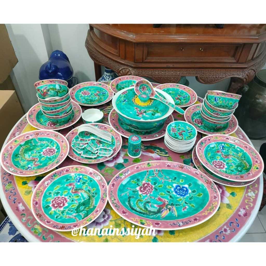 Dinner Set Peranakan Hijau Total ada 56 pcs ya  ( Free Box )