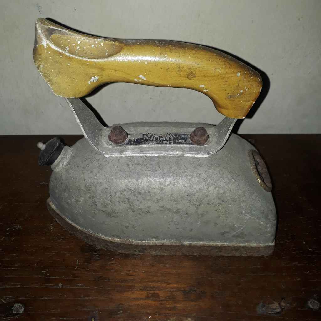 Vintage seterika listrik Eropa