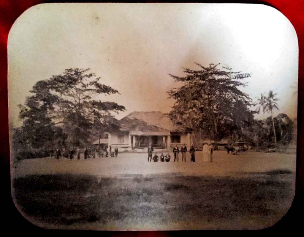 Foto kuno; estimasi tahun 1870-an awal; ukuran 24,5cm x 19cm (C0015)