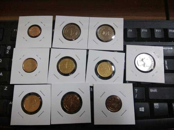 X735 Lot 10 Keping Berbeda Koin Asing sudah di rapikan di holder sesuai gambar