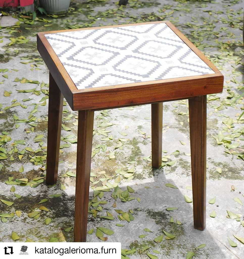 Meja Minimalis Top Keramik Motif.