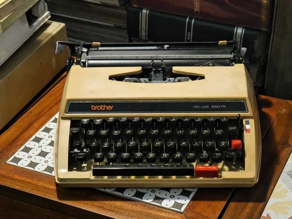 Brother Deluxe 650TR Manual Typewriter 70s