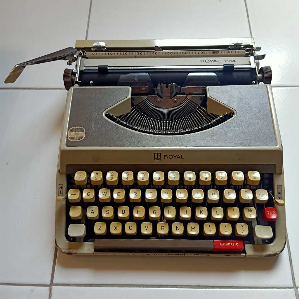 Mesin Ketik Manual Royal 204
