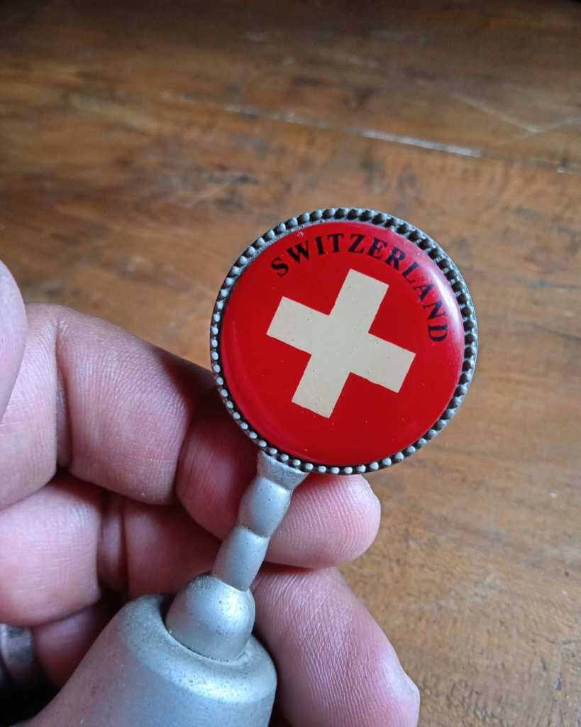 Lonceng meja, souvenir Dari negara Swiss (Switzerland).