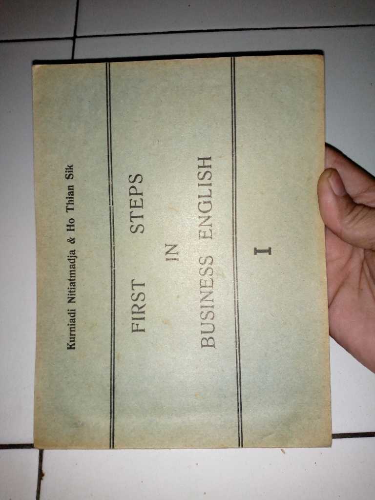 Buku Tua 1967 FIRST STEPS IN BUSINESS ENGLISH Oleh Kurniadi Nitiatmadja & Ho Thian Sik Terbitan IKIP Bandung Tulisan Model KETIKAN Edjaan Lama
