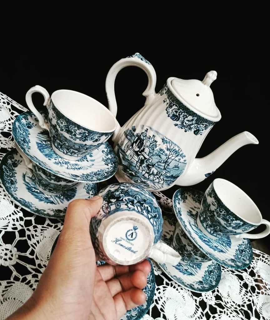 Tea set Biru putih lawasan atau jadul.kondisi utuh