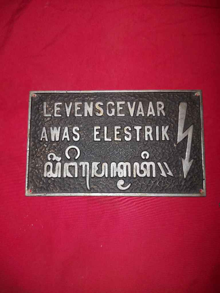 Plakat awas Elektrik